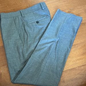 The color is grey with the size of waits 32. also this pants are barley worn.